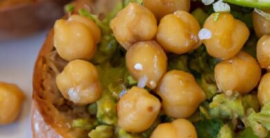 Tosta de aguacate con garbanzos crujientes y lima Thermomix