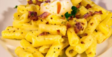 Macarrones a la carbonara con nata y bacon y huevo Thermomix