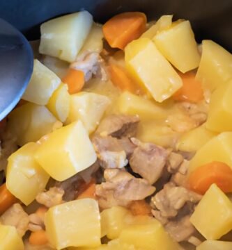 Patatas guisadas con carne en olla express Thermomix